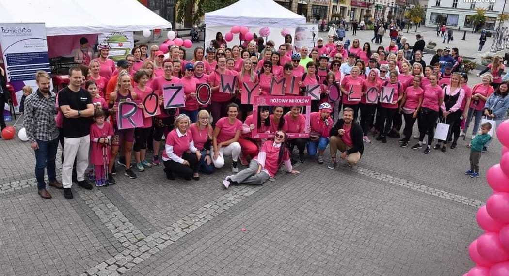 Grupa osób w różowych koszulkach